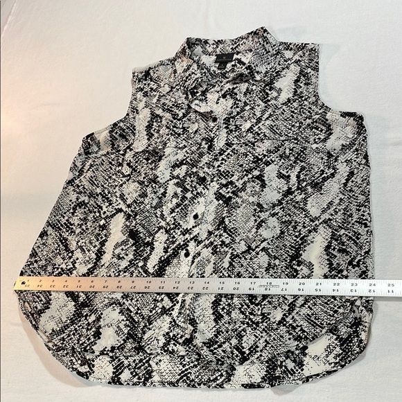 Worthington Black and White Sleeveless Button Down Shirt Front Pockets - Picture 13 of 16